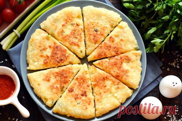 Показываю любимый завтрак нашей семьи. Готовятся лепёшки очень быстро, в отличие от сырников, где надо лепить каждый, отдельно панировать, каждый раз мыть руки и т.д. Здесь мы замешиваем быстрое тесто, расплющиваем его руками и разрезаем на треугольники. Можно делать с плавленым сырком или обычным - 6 февраля - 43260107507 - Медиаплатформа МирТесен