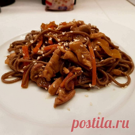 Лапша с курицей и овощами по-азиатски | Kulinar.in