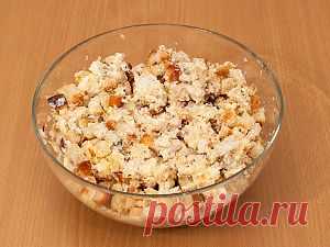 Салат с куриным филе, сухариками и ананасами