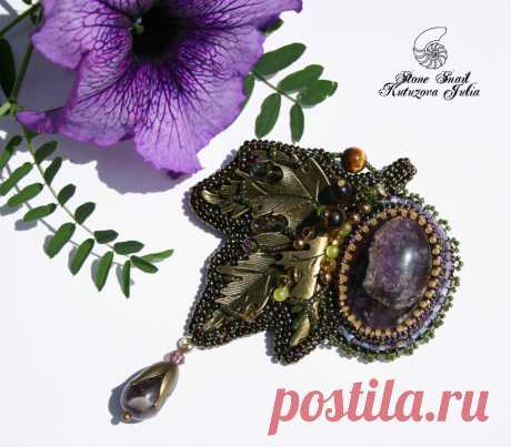 Брошь- кулон.
Аметист, Бисер (чех и японский), бусины- хрусталики, бусины аметиста,тигрового глаза.
Общий размер : 6,5 х 9см.