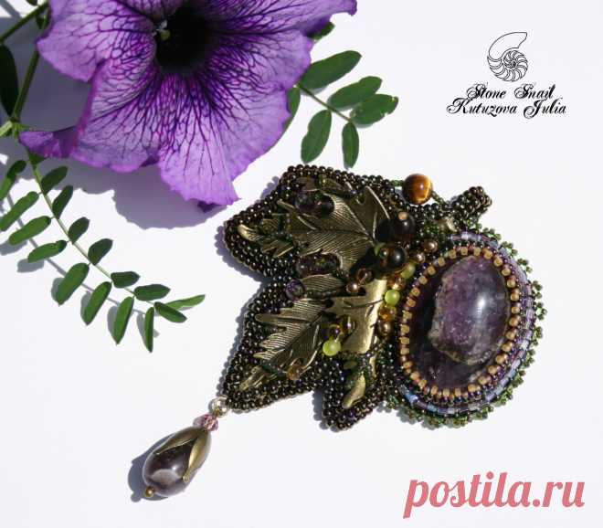 Брошь- кулон.
Аметист, Бисер (чех и японский), бусины- хрусталики, бусины аметиста,тигрового глаза.
Общий размер : 6,5 х 9см.