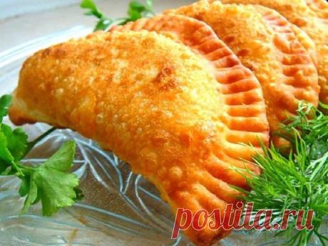 ВОДОЧНЫЕ. Самые ВКУСНЫЕ чебуреки! ЧЕБУРЕКИ получаются с ХРУСТЯЩЕЙ корочкой Благодаря ВОДКЕ в ТЕСТЕ и МЯГКИЕ внутри. 
ОЧЕНЬ Вкусно! Рецепт этих чебуреков для меня - находка! Хрустящая золотистая корочка, сочная мясная начинка внутри, сногсшибательный аромат, так и манящий скушать это мясное удовольствие в тесте! 
Ингредиенты:
-Мука (стак.=250мл) — 4 стак.
-Вода — 320 мл или 1,3 стакана 
-Водка (обязательно) — 2 ст. л.
-Яйцо — 1 шт
-Масло растительное (для теста) — 2 ст. л.
-Соль — 0.5 ч. л.
-Фарш