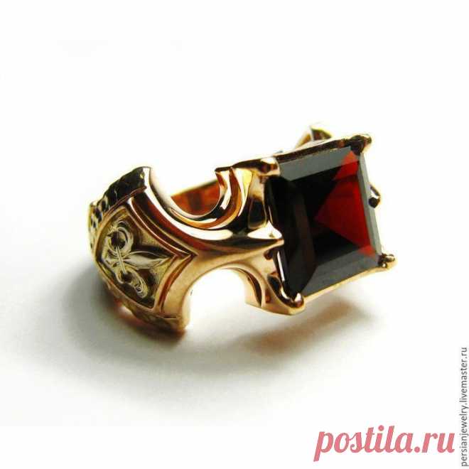 Кольцо. Женское кольцо. Красный гранат. Желтое золото. Геральдическая лилия.