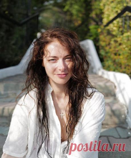 37-летняя Марина Александрова позирует на отдыхе без макияжа — vestinews