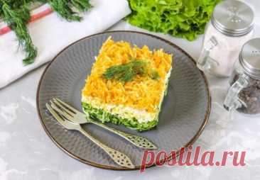 ​Слоеный салат с зеленым яблоком Ингредиенты:Огурец &mdash; 2 шт.Яблоко зеленое &mdash; 1 шт.Яйцо куриное &mdash; 2 шт.Майонез &mdash; 1,5 ч. л.Соль &mdash; 2 щепоткиЛимонный сок &mdash; 0,25 ч. л.Приготовление:1. Куриные яйца заранее отварите в подсоленной воде примерно 10–12 минут с момента закипания жидкости и...