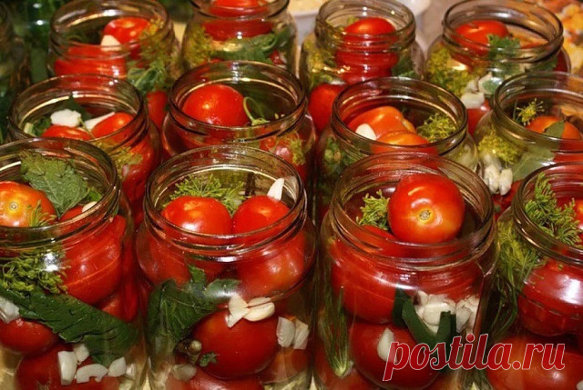 Томаты в собственном соку 


Необходимые продукты


помидоры
зонтики укропа
смородиновый лист
листик хрена
чеснок
На 1 литр томатного сока понадобится
соль — 1 ст.л
сахар — 1 ст.л
лавровый лист — 2 шт
черный перец горошком — 3 шт
Начинаем приготовление
Помидоры перебираем. Целые будем складывать в банку, а мятые перемалываем в пюре.
Помидорное пюре переливаем в кастрюлю, доводим до кипения, всыпаем соль, сахар, добавляем лавровый лист и черный перец горошком. Провариваем с...