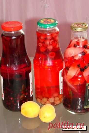 Компоты быстрого приготовления.  засыпаю ягоды или фрукты в 3-х литровую банку ,затем 1,5 - 2 стакана сахара ( на вкус ) , заливаю кипящей водой и закручиваю. Затем просто катаю банку на полу на подстилочке - чтоб не разбилась , пока сахар не растает. Переворачиваю и укутываю до остывания. Меня так сестра научила . Всегда вкусные и душистые компоты