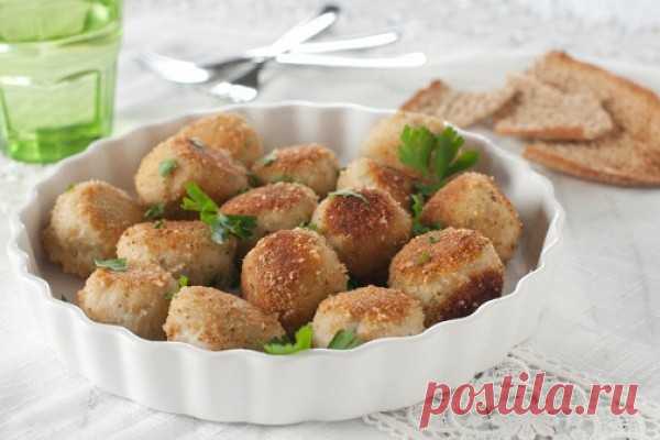 Фрикадельки из тунца Ингредиенты: тунец - 500 г оливковое масло - по вкусу кедровые орехи - 70 гсоль - по вкусу черный перец - по вкусу сушеный орегано - 1 ч. л. петрушка - по вкусу тертый пармезан - 50 г хлебные крошки - 100 г яйца - 2 шт. лимон (сок и цедра) - 1 шт.Приготовление:1. Разогрейте духовку...
