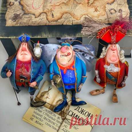 Набор ёлочных игрушек Остров сокровищ « пираты» – купить на Ярмарке Мастеров – N8AP2RU | Интерьерная кукла, Казань Набор ёлочных игрушек Остров сокровищ « пираты» в интернет-магазине на Ярмарке Мастеров. Набор ёлочных игрушек «пираты» из легендарного советского мультфильма «остров сокровищ «. Набор состоит из музыкальной коробки расписанной вручную ( трек «делай деньги , Бобби!») , 3 открытки ручной работы , 3 ёлочные игрушки , Скайр Трелони, Билли  Бонс , Джон Сильвер .