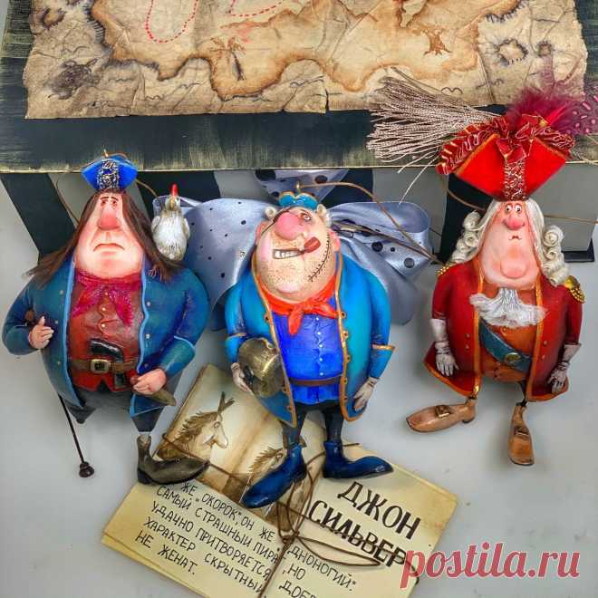 Набор ёлочных игрушек Остров сокровищ « пираты» – купить на Ярмарке Мастеров – N8AP2RU | Интерьерная кукла, Казань Набор ёлочных игрушек Остров сокровищ « пираты» в интернет-магазине на Ярмарке Мастеров. Набор ёлочных игрушек «пираты» из легендарного советского мультфильма «остров сокровищ «. Набор состоит из музыкальной коробки расписанной вручную ( трек «делай деньги , Бобби!») , 3 открытки ручной работы , 3 ёлочные игрушки , Скайр Трелони, Билли  Бонс , Джон Сильвер .