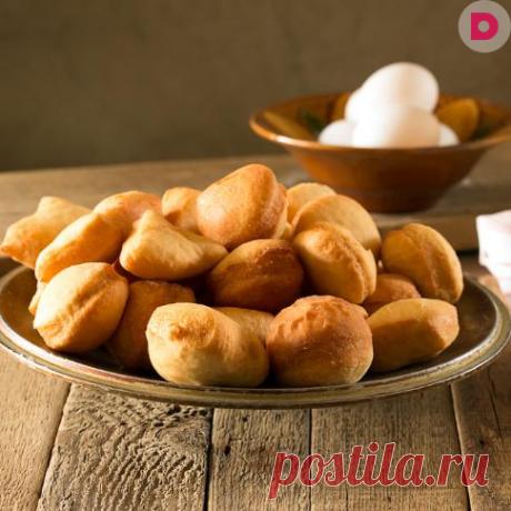 Баурсаки – вкуснейшие пончики – мучное блюдо народов Средней Азии, подают их к шурпе или к чаю. Баурсаки − обязательный атрибут праздничного стола, без них не обходится ни одно застолье.