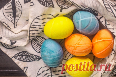 Как оригинально красить яйца на Пасху Если вы ищите оригинальный способ покрасить яйца на Пасху, обратите внимание на этот - с помощью скотча вы сможете создать интересный рисунок. Все, что вам нужно - неограниченная фантазия и немного свободного времени! Как оригинально красить яйца на Пасху Вам понадобится: Скотч или резинки Яйца Краска для яиц Как красить яйца: Сварите яйца. Разведите краску и покрасьте яйца. Положите их на решётку и дайте высохнуть. Нарежьте скотч на т...