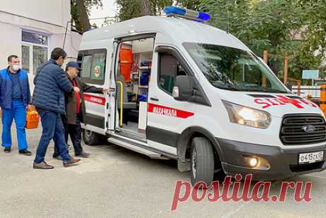 В Дагестане заявили о покрывавших убийцу школьника учителях. Руководство школы № 51 в Махачкале, где от ножевого ранения погиб подросток, могло покрывать убившего его ученика. Об этом заявил временно исполняющий обязанности министра образования и науки Дагестана Яхья Бучаев. Чиновник заявил, что руководство школы и педагоги давно знали о деструктивном поведении подростка.