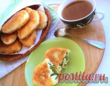 Пирожки с луком и яйцом - 7 пошаговых фото в рецепте Пирожки родом из детства. Такие пирожки пекла мама весной, когда появлялся первый зеленый лучок. Теперь зеленый лук можно купить круглый год, но все равно традиционно и чаще всего пеку такие пирожки весной. Ингредиенты