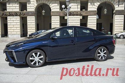 Toyota выпустит автомобиль с фейковой коробкой передач. Японский автоконцерн Toyota начал работу над электромобилем с ненастоящими элементами управления. По словам журналистов медиа, водитель такого электромобиля сможет переключать передачи во время движения, однако фактически на процесс управления машиной его действия не будут оказывать никакого влияния.