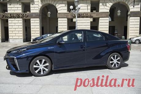 Toyota выпустит автомобиль с фейковой коробкой передач. Японский автоконцерн Toyota начал работу над электромобилем с ненастоящими элементами управления. По словам журналистов медиа, водитель такого электромобиля сможет переключать передачи во время движения, однако фактически на процесс управления машиной его действия не будут оказывать никакого влияния.