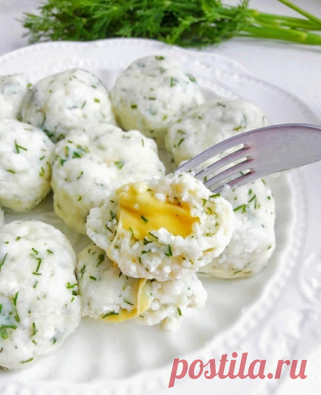 Ленивые вареники с сыром и зеленью.

 КБЖу на 100гр 150/14.8/6.5/7.6
Ингредиенты:
творог 5% 360 гр (из которого хорошо
получаются сырники)
яйцо куриное 2 шт
рисовая цельнозерновая мука 70 гр
укроп 20 гр
сыр российский 45% 30 гр
соль по вкусу
Приготовление:
Смешать творог с мукой и яйцами, зелень измельчить, добавить к творогу, посолить.
Сыр нарезать кубиками толщиной около 1 см. Сформировать шарики
поместив внутрь кусочек сыра.
Отварить в кипящей подсоленной воде
минуты 3-4.