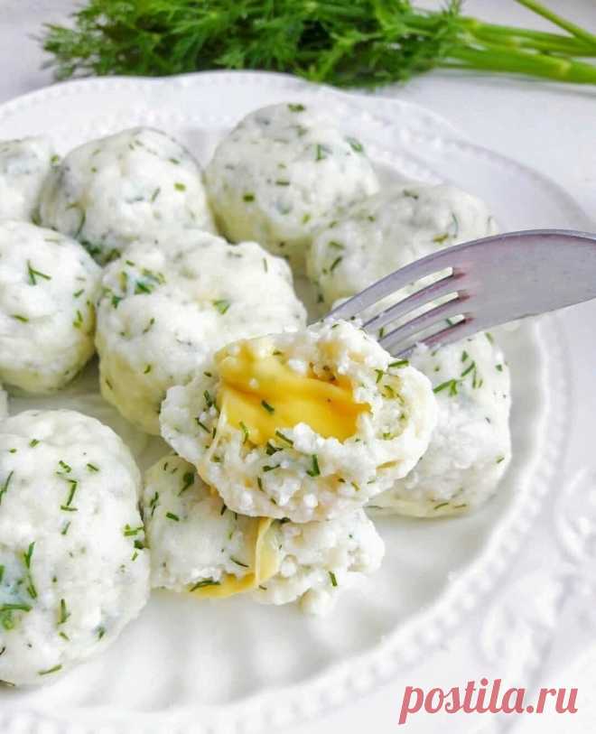 Ленивые вареники с сыром и зеленью.

 КБЖу на 100гр 150/14.8/6.5/7.6
Ингредиенты:
творог 5% 360 гр (из которого хорошо
получаются сырники)
яйцо куриное 2 шт
рисовая цельнозерновая мука 70 гр
укроп 20 гр
сыр российский 45% 30 гр
соль по вкусу
Приготовление:
Смешать творог с мукой и яйцами, зелень измельчить, добавить к творогу, посолить.
Сыр нарезать кубиками толщиной около 1 см. Сформировать шарики
поместив внутрь кусочек сыра.
Отварить в кипящей подсоленной воде
минуты 3-4.
