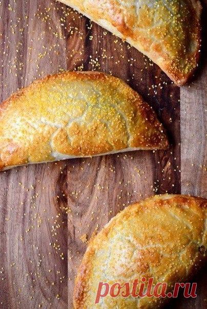 Пироги с курицей и луком-пореем

Ингредиенты:
Тесто:
125 г соленого сливочного масла
150 мл горячей воды
250 г муки
1/2 столовой ложки соли
1 среднее яйцо
горсть кукурузной крупы, поленты
Начинка:
200 г курицы
2 лука-порея, мелко нарезать
оливковое масла
1 зубчик чеснока, выдавить
небольшой кусочек сливочного масла
1 столовая ложка муки
300 мл молока
тертый мускатный орех
соль

Приготовление:
Воду с маслом доведите до кипения в кастрюле, затем снимите с огня и добавьте мук...