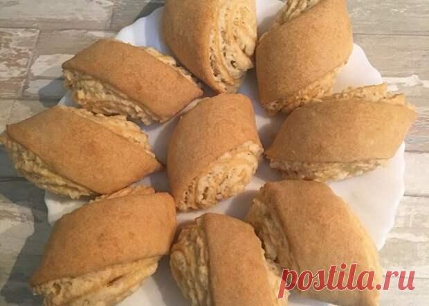 Очень вкусное печенье из доступных продуктов «Гата» - Вкус жизни - медиаплатформа МирТесен Представляем вашему вниманию рецепт очень вкусного печенья, которое понравится абсолютно всем. Это национальное армянское лакомство многим известно. Напоминает то ли слоеные пирожки, то ли рулетики со сладкой начинкой. Во время приготовления гату нарезают небольшими кусочками, отчего ее и стали