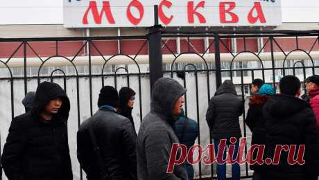 В МВД рассказали о схемах, которые используют мигранты для пребывания в России. Мигранты используют различные схемы и способы, чтобы остаться в России. Об них сообщил министр внутренних дел Владимир Колокольцев во время заседания коллегии МВД, посвященное противодействию нелегальной миграции, пишет &quot;МВД ...