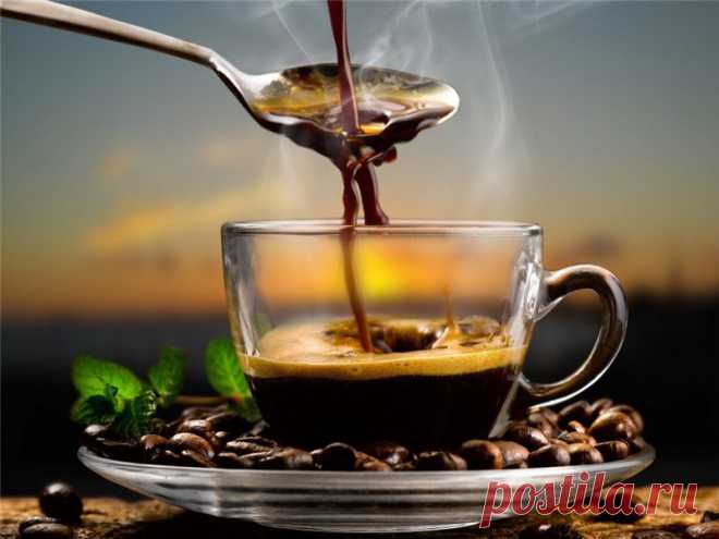 Солнце на запястье дню 
запонка, 
закатилось в западню 
запада. 

Завтра смотрит на меня 
заспанно, 
чайной ложечкой звеня 
завтрака. 

Вера Павлова