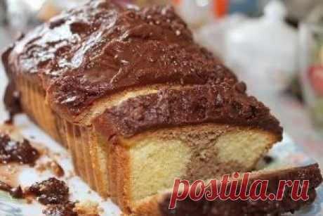 Кекс "День и ночь" Ингредиенты: Яйца куриные — 4 шт. Сливочное масло — 100 г Мука —1,5 ст. Ванилин — 1 ч. л. Разрыхлитель — 1,5 ч. л. Сахар — 150 г Какао-порошок — 2 ст. л. Для глазури: Молочный шоколад — 150–200 г Сливочное масло — 3-4 ст. л. Приготовление: 1. Приготовить бисквитное тесто. Для этого размягченное сливочное масло растереть с сахаром. По одному вбить яйца, взбить. Ввести ванилин, разрыхлитель и просеянную муку. Замесить однородную массу. Тесто густоватое. 2. Полученное тесто разде