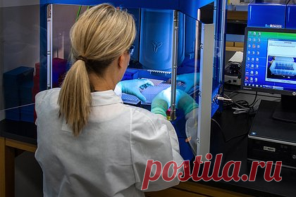 Разработано способное не намокать месяцами гидрофобное покрытие. Гарвардские специалисты разработали гидрофобное покрытие, способное не намокать месяцами. Испытания показали, что материал может находиться под водой 208 дней и пережить сотни погружений в чашку Петри с кровью. Это значительно уменьшило рост кишечной палочки и ракушек на его поверхности.