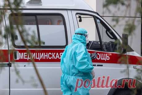 Россиянина нашли мертвым у больницы для пациентов с COVID-19. В городе Коркино Челябинской области мужчину нашли мертвым у больницы для пациентов с COVID-19. Об этом рассказал источник Ura.ru в силовых структурах. По словам собеседника издания, инцидент произошел в ночь на среду, 17 ноября. Россиянин тяжело переносил COVID-19, добавил он.