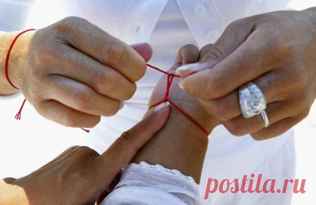 Красная нить на руке - сильный оберег, но ее необходимо завязать правильно