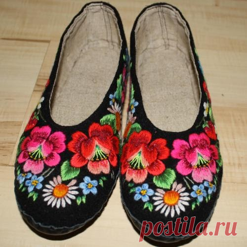 Мухуская вышивка Мухуская вышивка - одна из визитных карточек эстонского рукоделия.  В конце 19-го века и начале 20-го мастерицы с острова Муху и из уезда Ля...