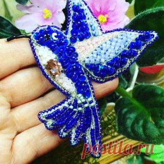 Брошь Колибри. Колибри, возможно, самая маленькая птичка, является также и самым удивительным пернатым созданием, может считаться символом осуществления того, что кажется невозможным. Продается. #колибриброшь #брошьручнойработы #купитьброшьручнойработы