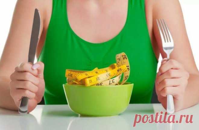 Советы, как победить вечерний голод Сколько бы раз женщина не читала и не слышала вредном приеме пищи после шести, перед сном и так далее, голод умеет «добивать» каждого.Если человек сильно зацикливается на проблемах, которые могут возн...