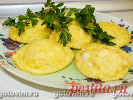 Картофельные гнезда с курицей в духовке. Рецепт с фото Чтобы приготовить обед из обычных картошки с курицей, но сделать это оригинально, обратите внимание на рецепт картофельных гнезд с куриной начинкой. Просто приготовьте сначала картофельное пюре, из которого затем слепите небольшие ватрушки-гнезда, в центр которых положите обжаренную курицу, и запекайте 15-20 минут в духовке. В общей сложности на приготовление обеда по этому рецепту уйдет не более 40 минут.