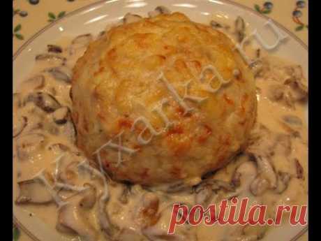 Куриные колобки с грибами (зразы)

куриное мясо - 350 г 
лук репчатый - 1 шт.
яйцо - 1 шт.
белый хлеб - 2 ломтика 
соль
перец
ДЛЯ НАЧИНКИ:
отваренные лесные грибы - 400 г 
лук репчатый - 1 шт.
соль
перец
тертый сыр по вкусу 
ДЛЯ СОУСА:
часть обжаренных с луком грибов
сливочное масло - 1 ст. ложка
мука - 1 ст. ложка
молоко или нежирные сливки - 200 мл
сметана - 1-2 ст. ложки 
соль
перец
