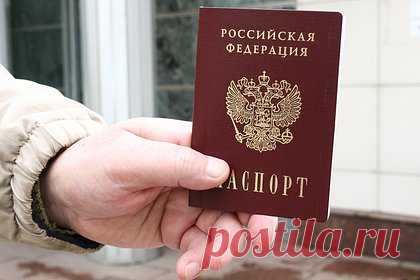 В Москве начали проверять не вставших на воинский учет мигрантов с паспортами РФ. В Москве полиция начала проверять мигрантов, недавно получивших российский паспорт, но не вставших на воинский учет. Об этом стало известно Telegram-каналу Mash. Как выяснило издание, сотрудникам правоохранительных органов дали устную разнарядку находить иностранцев и доставлять их в военкомат.