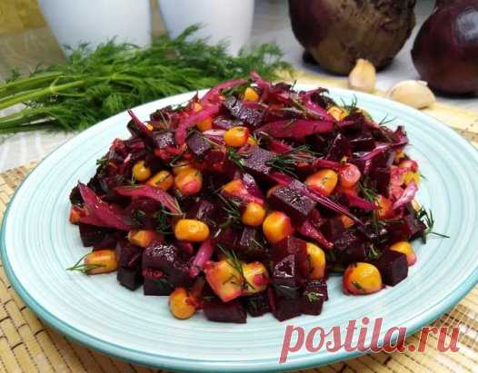 Салат из свеклы с кукурузой, зеленью и луком.
Готовится проще простого, и это главный плюс, а ещё невероятно вкусный!
Ингредиенты для рецепта:
- варёная свёкла 340 гр
- консервированная кукуруза 200 гр
- красный лук 60 гр
- укроп 10 гр
- соль по вкусу.
На заправку.
- оливковое масло 3 ст ложки
- горчица 1 ч. ложка
- чеснок 1 большой зубчик.
Как приготовить:
Вареную свёклу нарезать мелким кубиком.
Лук перышками.
У кукурузы слить жидкость.
Чеснок натереть на мелкой тёрке.
Дл...
