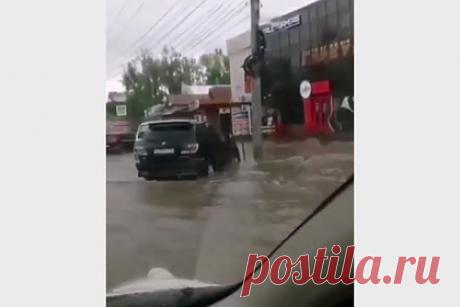 Затопленные из-за ливней улицы российского города сняли на видео. Во Владивостоке из-за ливней затопило улицы города. Видео последствий дождей опубликовано в Telegram-канале РЕН ТВ. На кадрах видно, что уровень воды на улице местами выше колес автомобилей, затоплена вся дорога. На другой видеозаписи очевидцы сняли, как вода от дождей собралась под мостом.