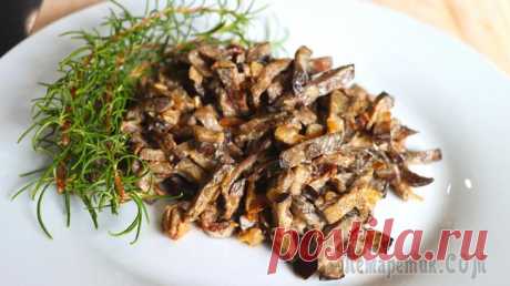 Вот как нужно готовить баклажаны. Баклажаны как грибы. Очень просто и вкусно Делюсь рецептом баклажанов, похожих по вкусу на грибыБаклажан 1 шт Яйцо 1 шт Лук 1/2 или 1 маленький  Зубчик чеснока 1 шт  Оливковое масло Свежемолотый черный перец Соль Сметана 2 ст л1. Баклажан я на...