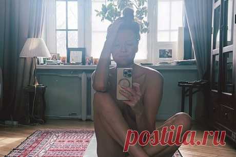 46-летняя Любовь Толкалина снялась обнаженной и показала фото фанатам. Российская актриса театра и кино Любовь Толкалина показала фанатам откровенное фото. 46-летняя звезда сериала «Хеппи-энд» снялась, сидя на полу перед зеркалом со скрещенными ногами. При этом она уложила волосы в высокий пучок и частично прикрыла обнаженную грудь коленом и рукой, в которой держала мобильный телефон.