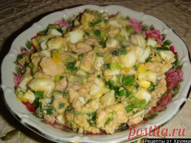 Салат из печени трески с яйцами и луком