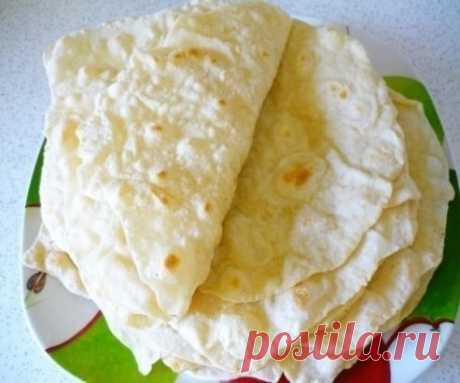 Я очень люблю ЛАВАШ. Но в магазине он не очень вкусный, долго искала рецепт, вот наконец то нашла. Теперь для меня не составляет особого труда нажарить лепёшек. 40 шт за 1 час. Вкуснотище , куда там 
магазинным. это рецепт 1 порции, я всегда готовлю 2 порции (40 шт) 
1 ч.л сухих дрожжей 
1 ч.л соли, 
0.5 ч.л сахара 
1 ст.л. масла растительного 
1 стакан теплой воды 
3 стакана муки. 
Замесить тесто, оно получается мягкое, приятное и эластичное. Разделить на 20-16 шариков, всё зависит от диаметр