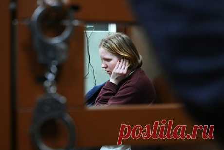 Стали известны подробности задержания Треповой и ее знакомого Касинцева. Стали известны подробности задержания обвиняемой в терроризме Дарьи Треповой и ее знакомого Дмитрия Касинцева. Трепова была контужена после взрыва, поэтому плохо слышала и с трудом ориентировалась в пространстве. Первый допрос, который прошел 3 апреля, длился девять часов. После него девушке пришлось вызвать скорую.