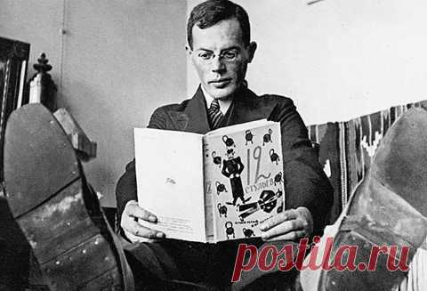 Facebook
* Смешную фразу надо лелеять, холить, ласково поглаживая по подлежащему.
* Все талантливые пишут разно, все бездарные — одинаково.
* Не надо бороться за чистоту улиц, надо подметать.
В этот день в 1897 году родился Илья Ильф.