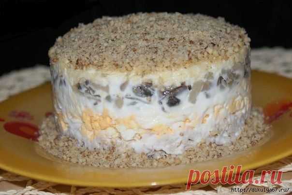 Куриный салат с грибами и грецкими орехами.