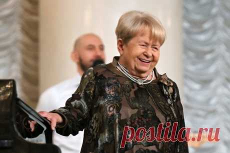 Певец Юлиан назвал плановой госпитализацию Пахмутовой. Певец Юлиан заявил, что сообщения об экстренной госпитализации композитора - полный бред.