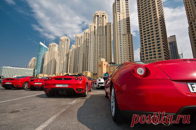 Ну, или почти все красное, было сегодня на паркинге в дубайском районе JBR. 
Вообще, встретить такую машинку на улицах города совсем не редкость, но чтобы в таком количестве, да в одном месте)))) 
Оказалось, что это местный Ferrari club, собрался на гонки F1, проходящие сейчас в Абу-Даби