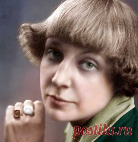 Уж сколько их упало в эту бездну,
Разверзтую вдали!
Настанет день, когда и я исчезну
С поверхности земли,

Застынет все, что пело и боролось,
Сияло и рвалось:
И зелень глаз моих, и нежный голос,
И золото волос.

И будет жизнь с ее насущным хлебом,
С забывчивостью дня.
И будет все - как будто бы под небом
И не было меня!

Изменчивой, как дети, в каждой мине,
И так недолго злой,
Любившей час, когда дрова в камине
Становятся золой,

Виолончель, и кавалькады в чаще,
И колокол ...