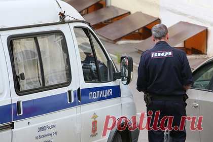 Пьяный россиянин избил бывшую девушку и набросился на полицейских. В городе Мегион Ханты-Мансийского автономного округа россиянин в состоянии алкогольного опьянения избил бывшую девушку и сотрудников полиции. Об этом рассказали в следственном управлении Следственного комитета России по региону. Мужчина избил женщину в ее квартире и отказался покидать помещение.