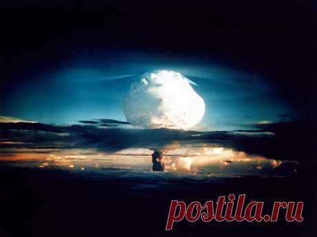 Баранец о новейшей боеголовке РФ: идет на цель против всех законов физики
Военный эксперт Виктор Баранец в эфире радио Sputnik рассказал о современном вооружении России, в том числе ракеты, идущей на цель против всех законов физики.
По словам эксперта, Россия в последние годы провела очень качественную работу по модернизации своих Вооруженных сил, создавая эффективное оружие, с которыми зачастую не могут сравниться западные аналоги.